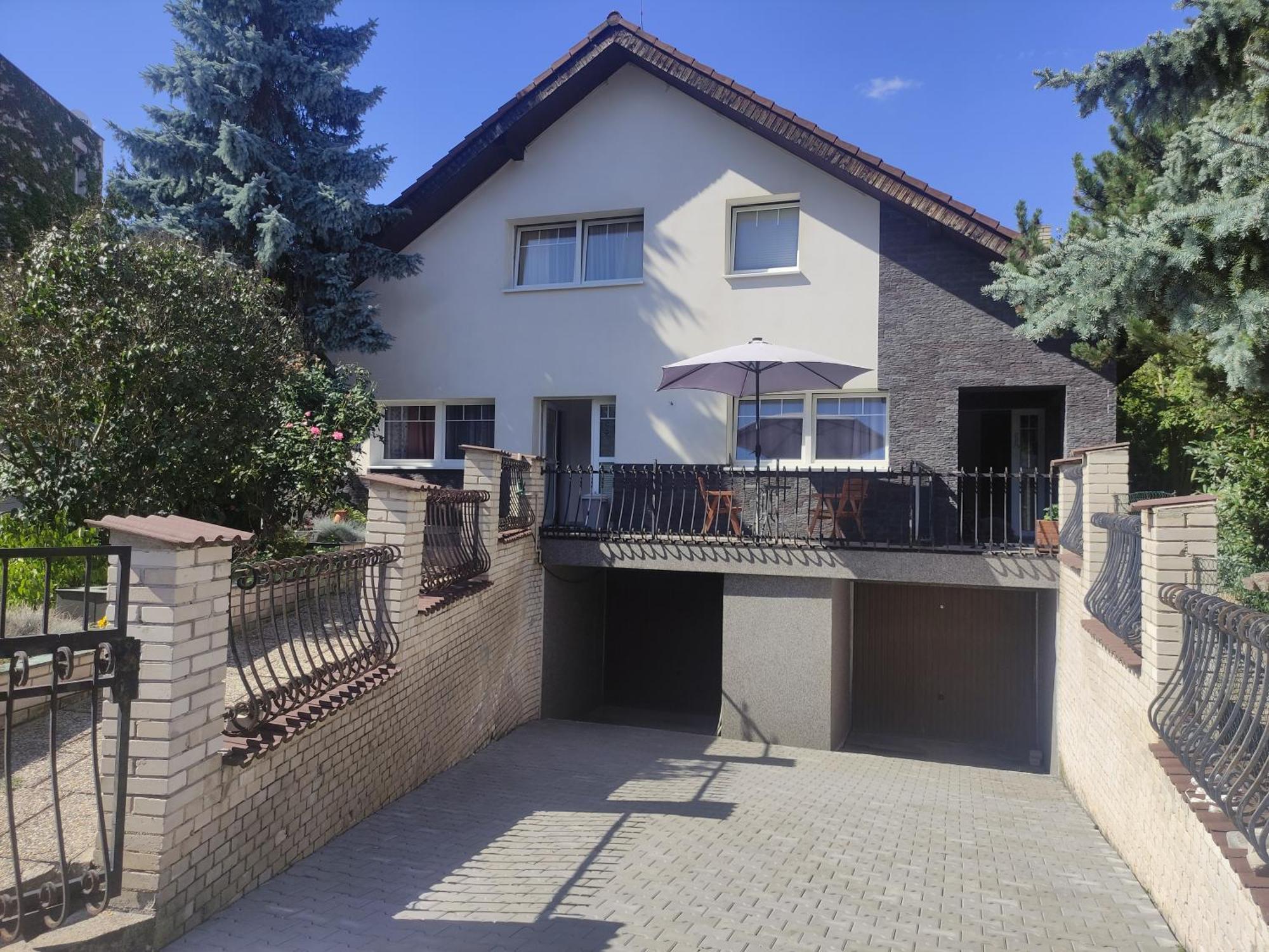 Cozy Gardens Apartments In Prague Exterior photo